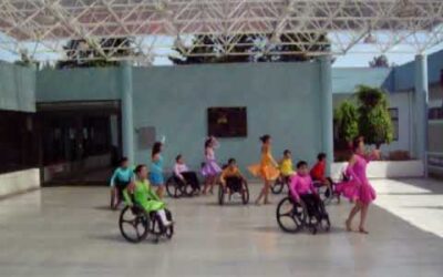 Baile en silla de ruedas de niños y niñas