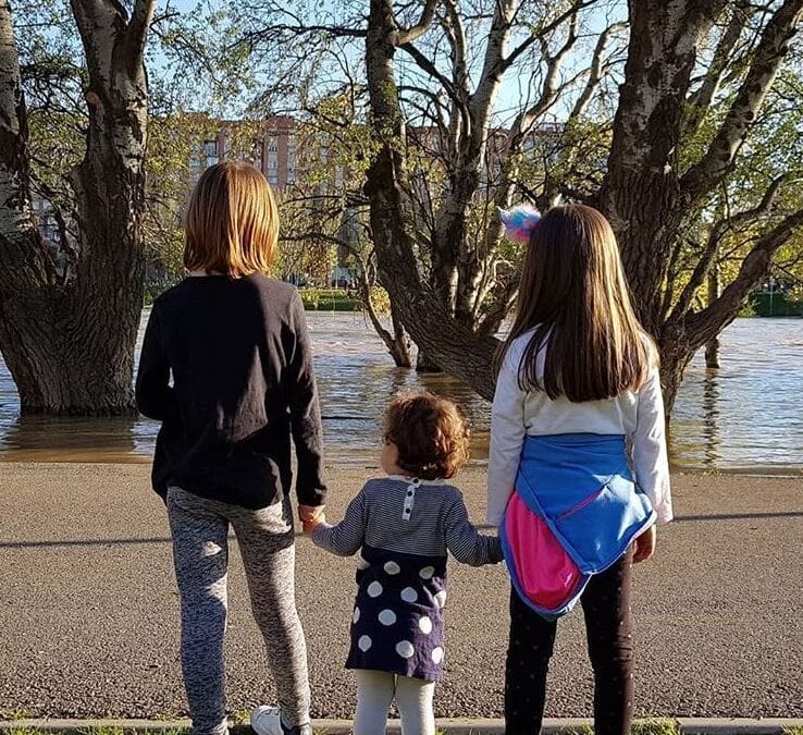 Niñas viendo el río