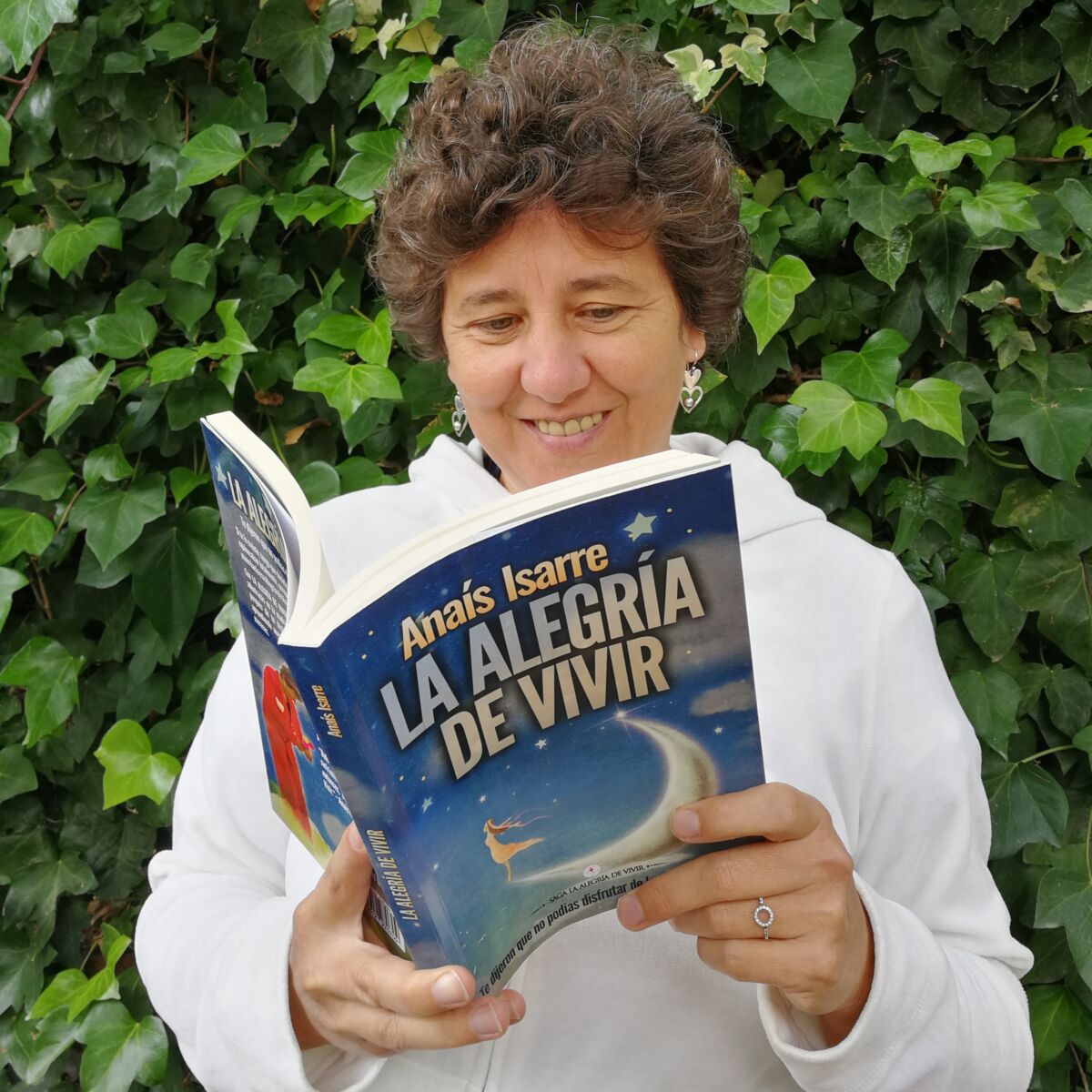 Foto de Anaís con su libro "La Alegría de Vivir"