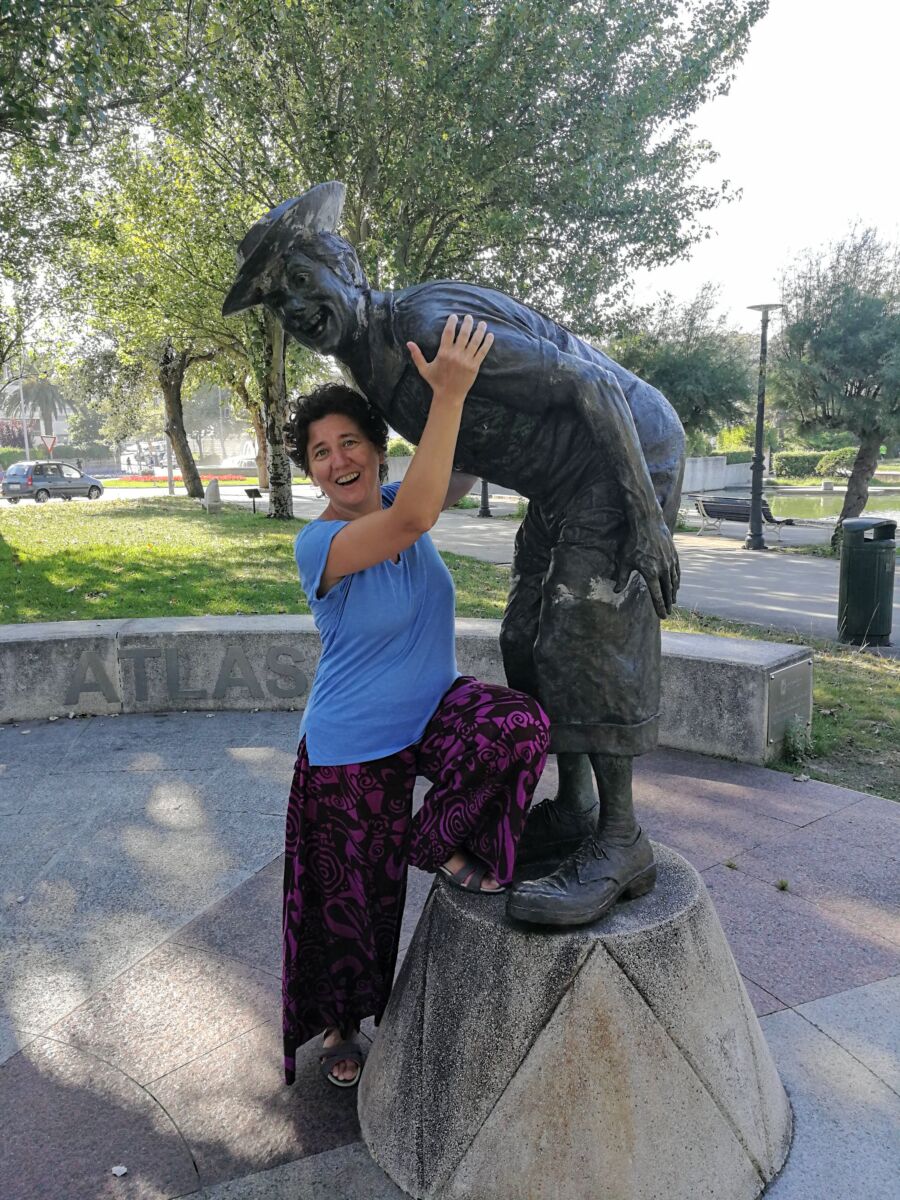 Anaís junto a la estatua del payaso Fofó
