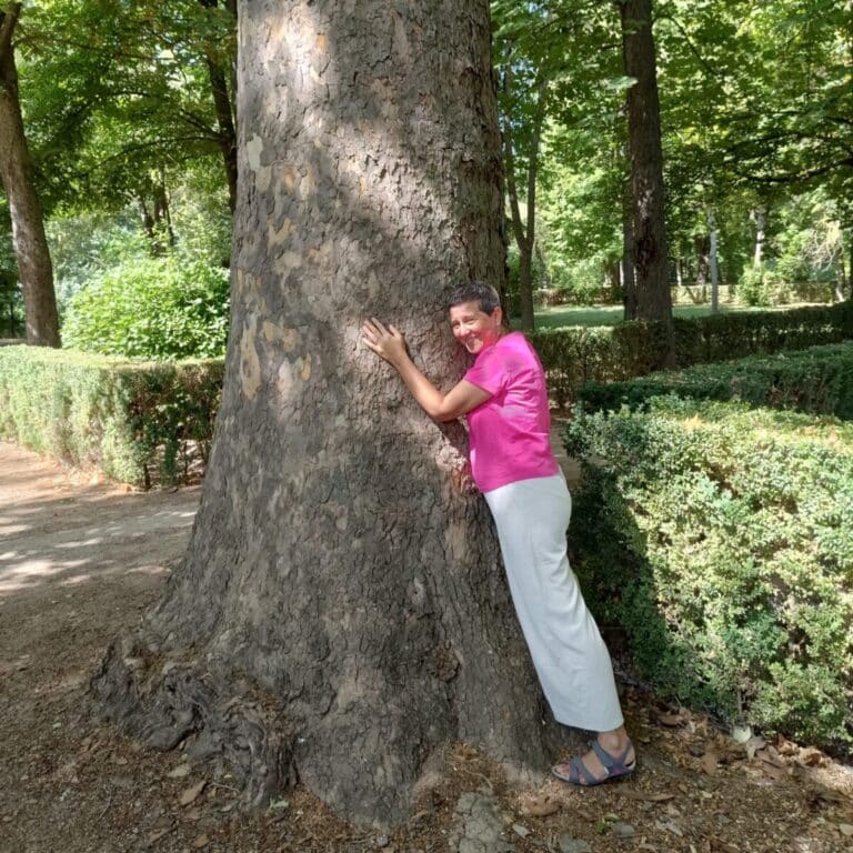 Anaís abrazando árbol