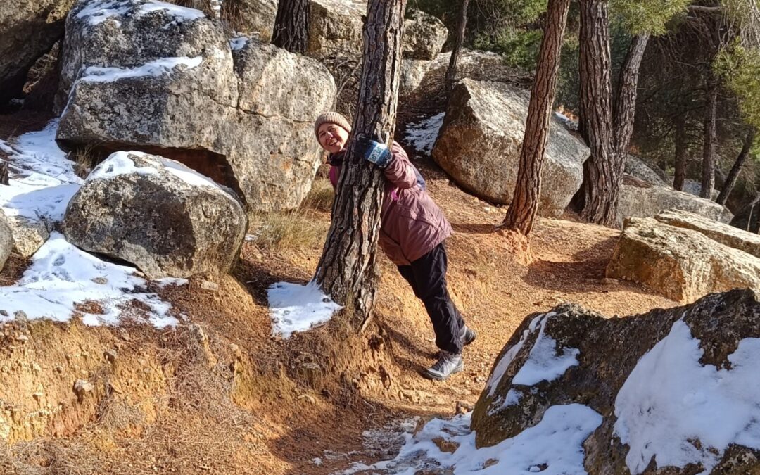 Anais Isarre sonriendo en la naturaleza, representando el bienestar y la alegría de vivir personal y profesional.