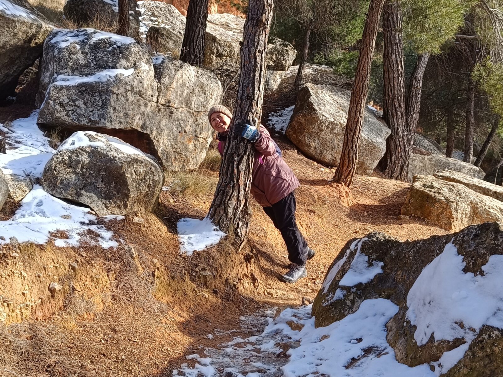 Anais Isarre sonriendo en la naturaleza, representando el bienestar y la alegría de vivir personal y profesional.