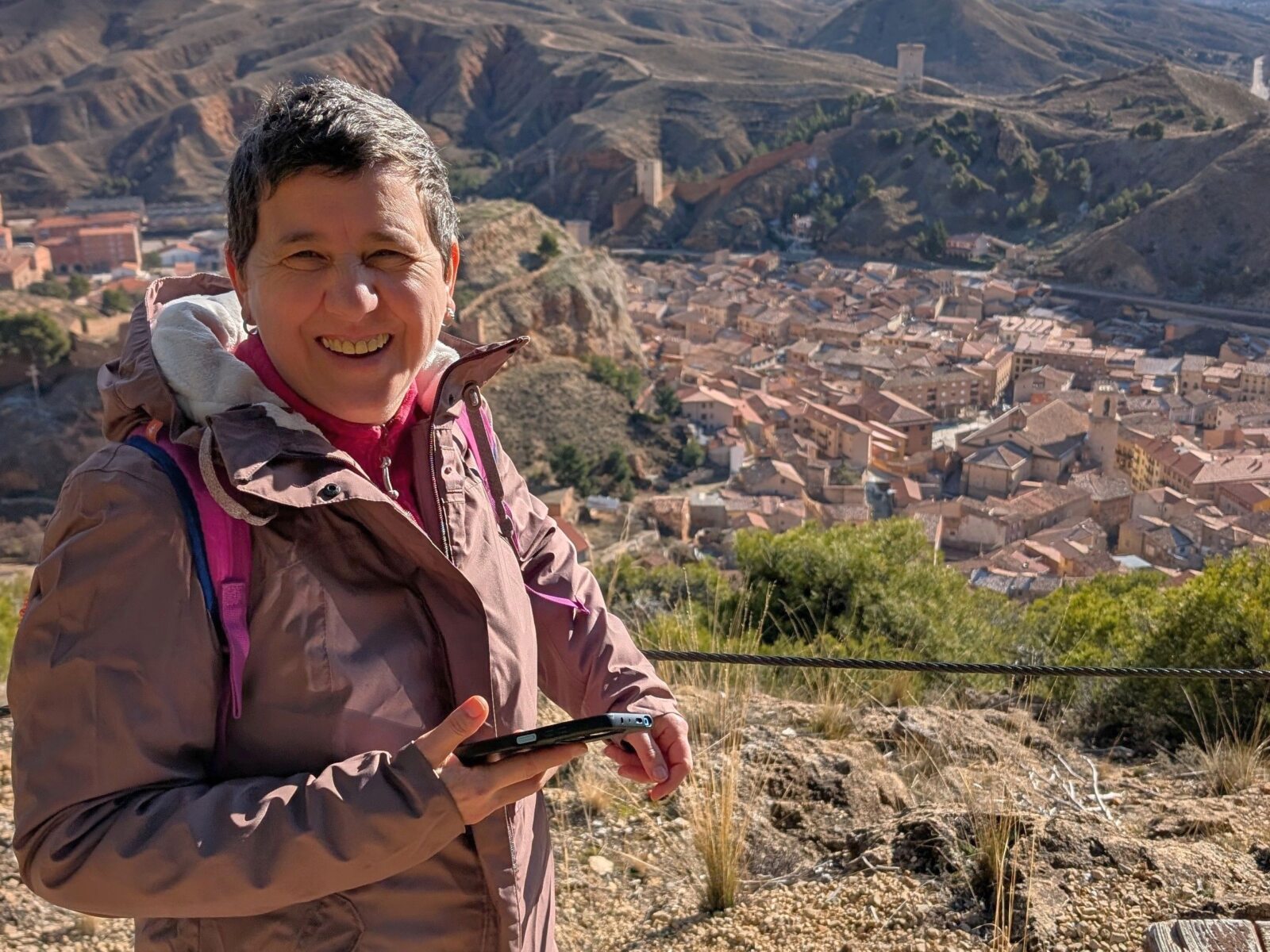 Anaís Isarre, mentora de alegría de vivir, feliz en la naturaleza, representando la integración y la paz tras su viaje de transformación.