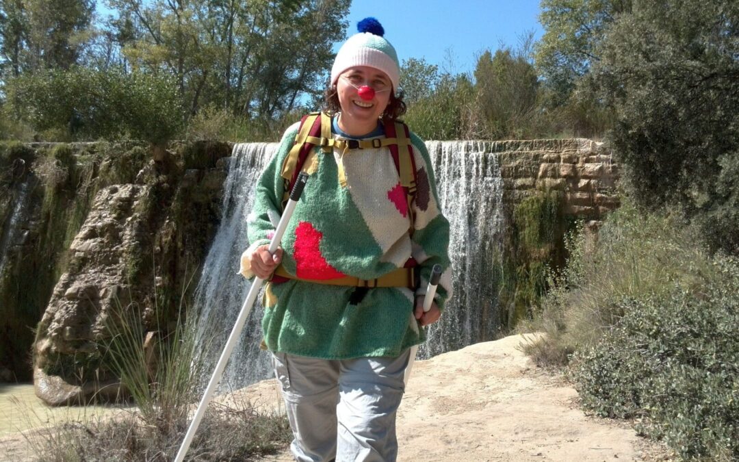 Pirueta, la payasa interior de Anaís Isarre, en la naturaleza, representando el inicio de su viaje del héroe y la Escuela Alegría.