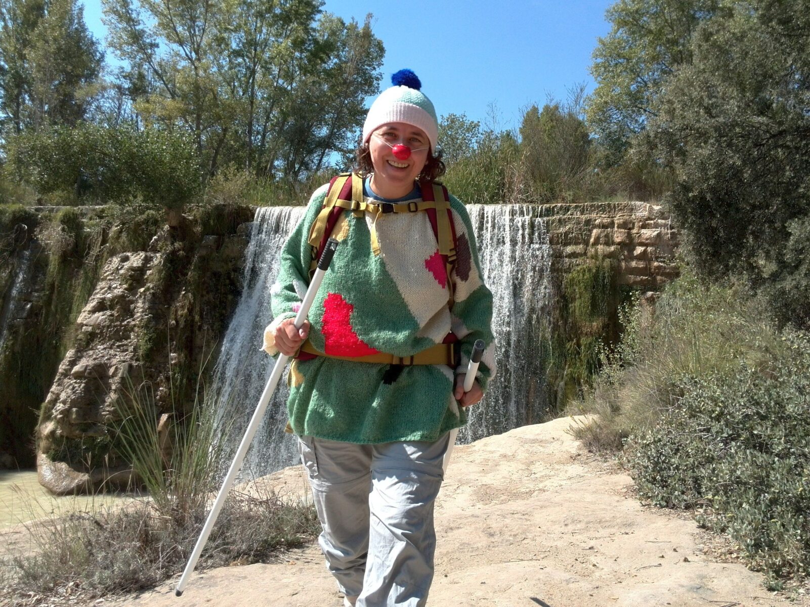 Pirueta, la payasa interior de Anaís Isarre, en la naturaleza, representando el inicio de su viaje del héroe y la Escuela Alegría.