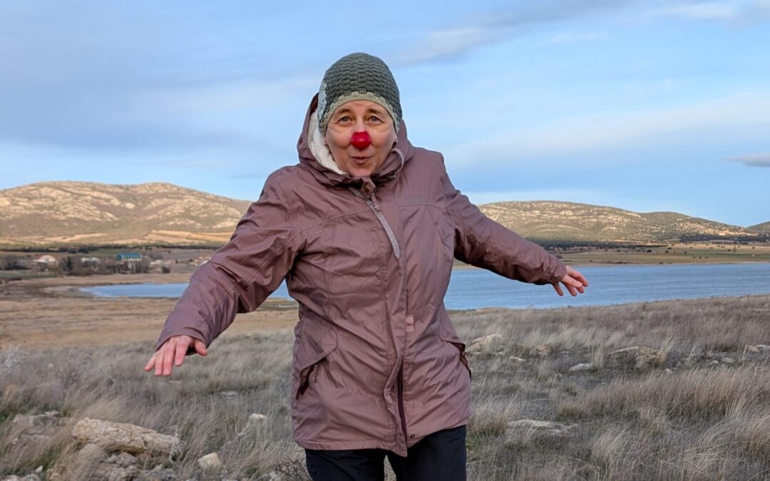 La payasa Pirueta con cara de frío frente a la Laguna de Gallocanta durante la excursión de febrero.