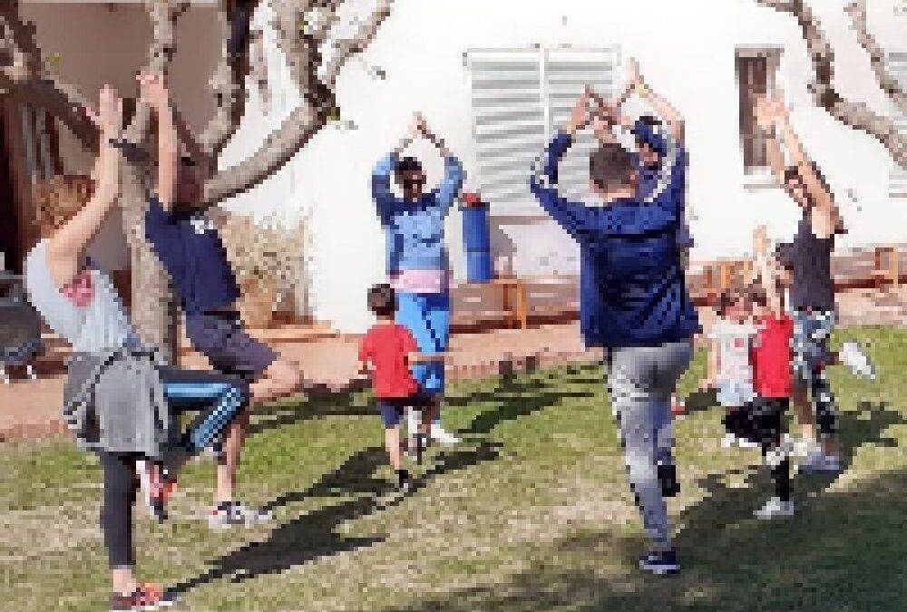 Familias practicando inteligencia emocional y el arte de payasear en un taller de Anaís Isarre.