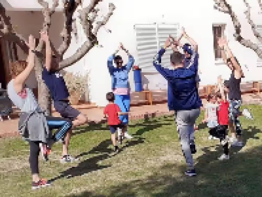 Familias practicando inteligencia emocional y el arte de payasear en un taller de Anaís Isarre.
