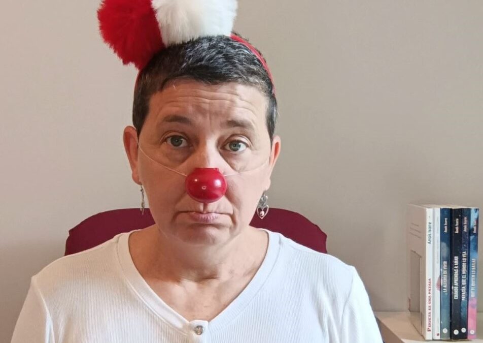 Pirueta, la payasa interior de Anaís Isarre con su nariz de clown y pompones rojo y blancs, mirando a la cámara haciendo pucheritos.
